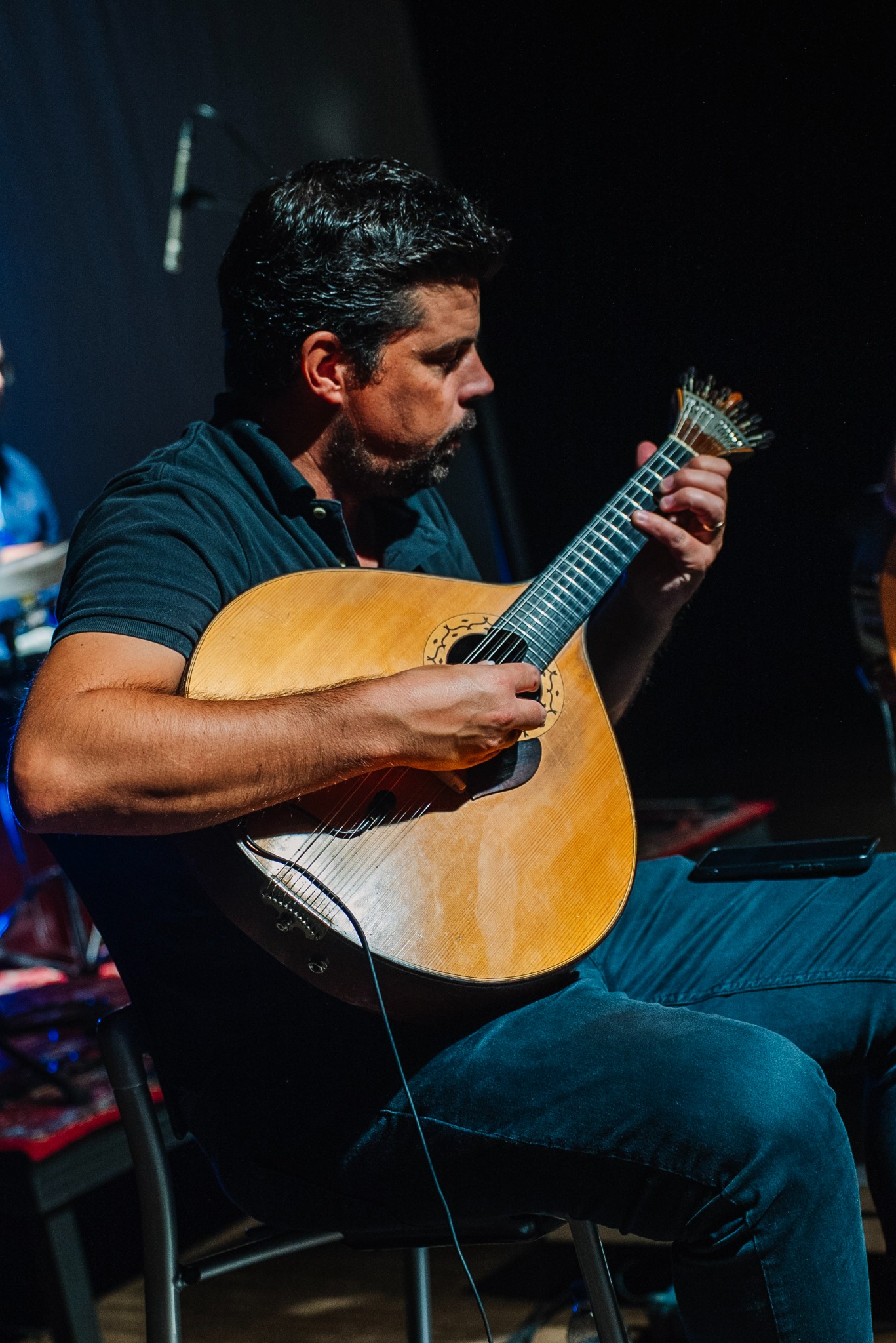 Músico em guitarra portuguesa