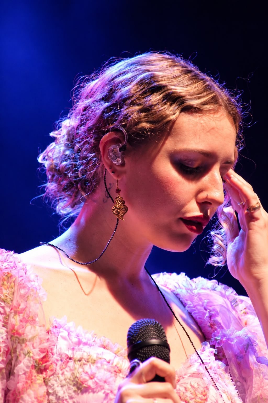 Gabriela num momento de interpretação em palco