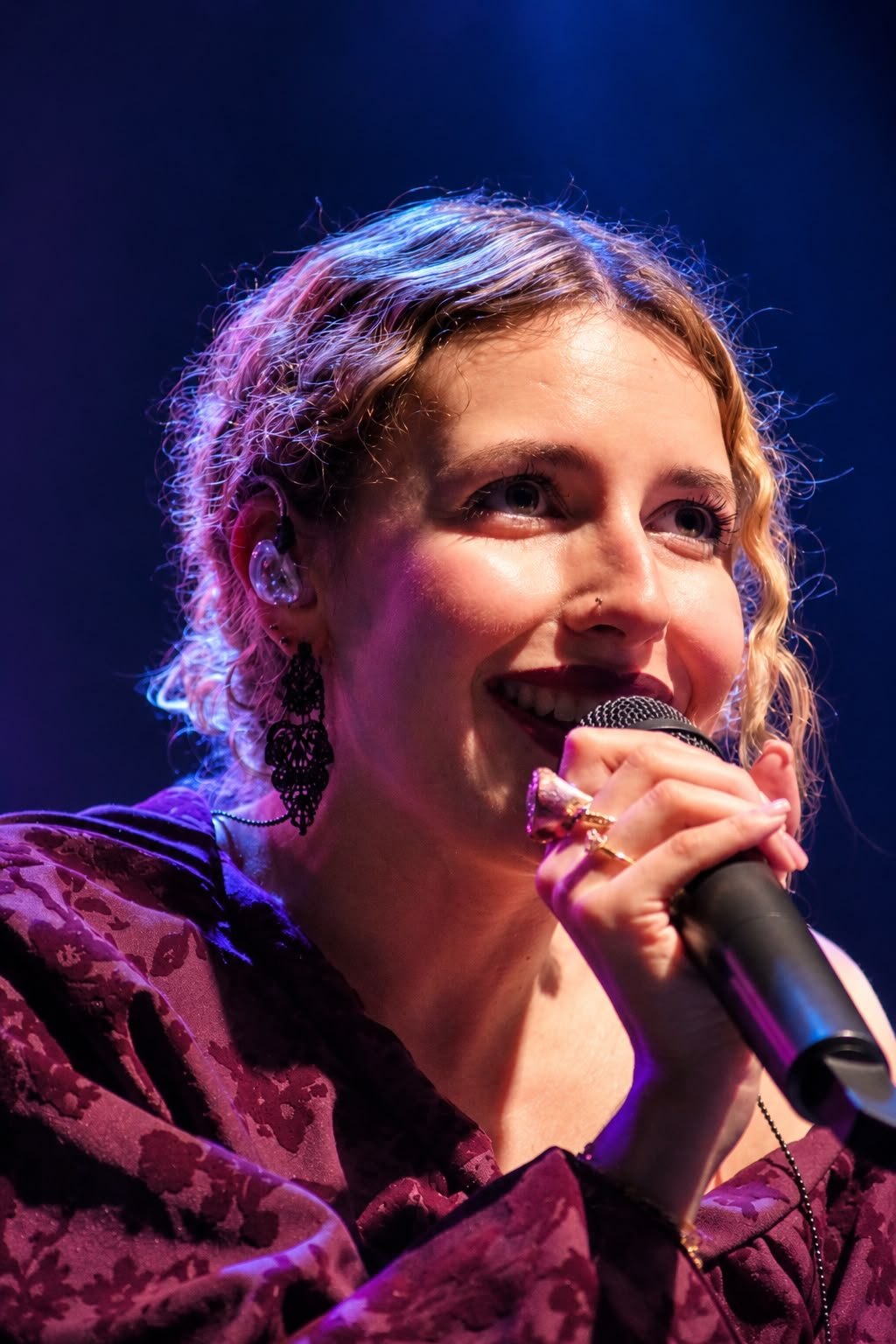 Retrato de Gabriela a cantar